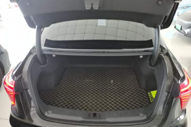 Used Hongqi H5 2024 2.0T Automatic Smart Connect Flagship Edition Trunk