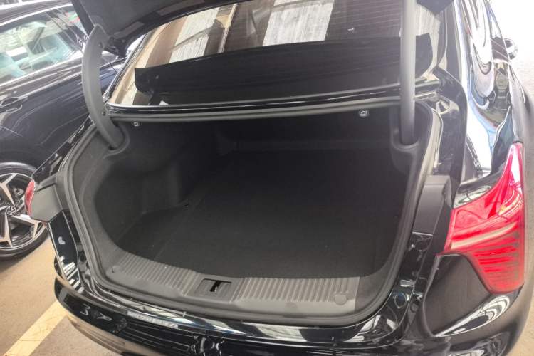 Used Hongqi H5 2024 2.0T Automatic Smart Connect Flagship Edition Trunk