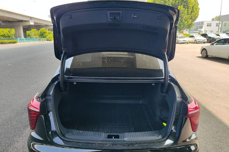 Used Hongqi H5 2024 2.0T Automatic Smart Connect Flagship Edition Trunk