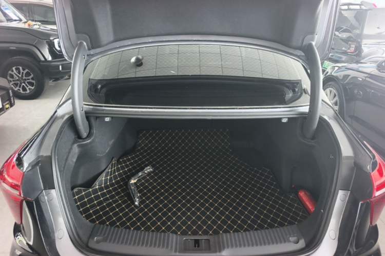 Used Hongqi H5 2024 2.0T Automatic Smart Connect Flagship Edition Trunk