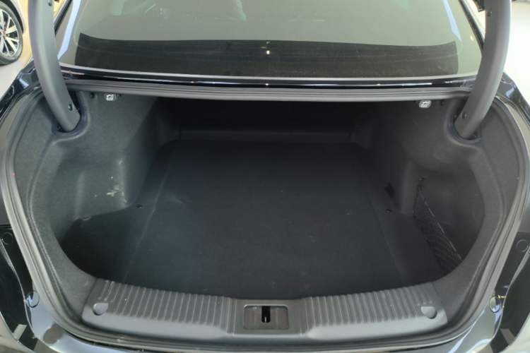 Used Hongqi H5 2024 2.0T Automatic Smart Connect Flagship Edition Trunk