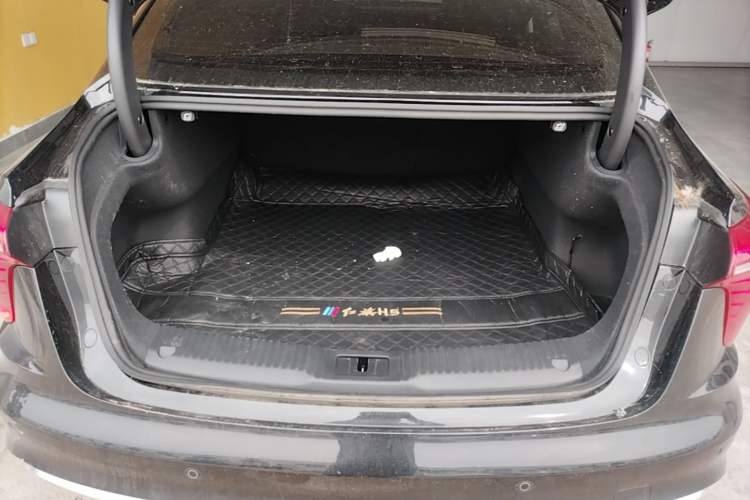 Used Hongqi H5 2024 2.0T Automatic Smart Connect Flagship Edition Trunk