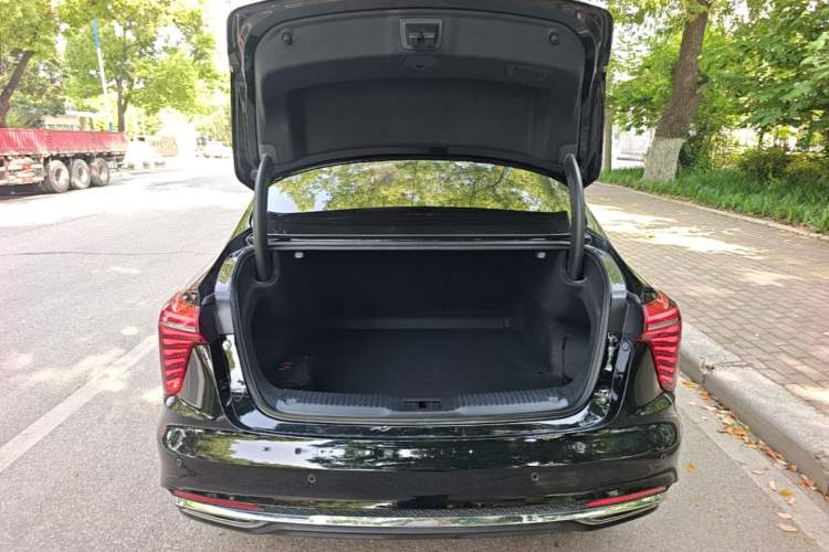 Used Hongqi H5 2024 2.0T Automatic Smart Connect Flagship Edition Trunk