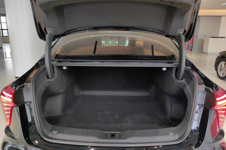 Used Hongqi H5 2024 1.5T DCT Smart Connect Flagship Edition Trunk