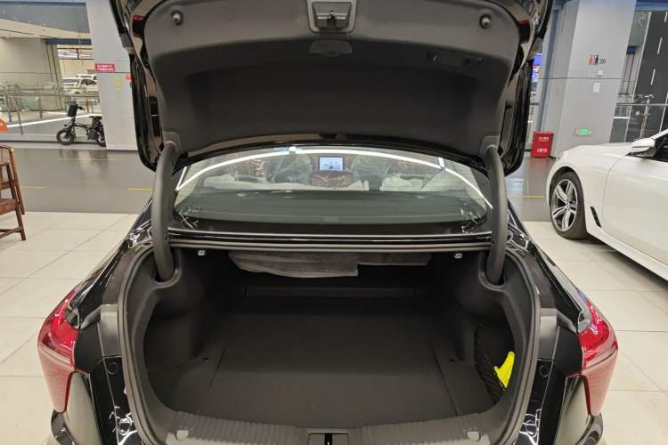Used Hongqi H5 2024 2.0T Automatic Smart Connect Flagship Edition Trunk