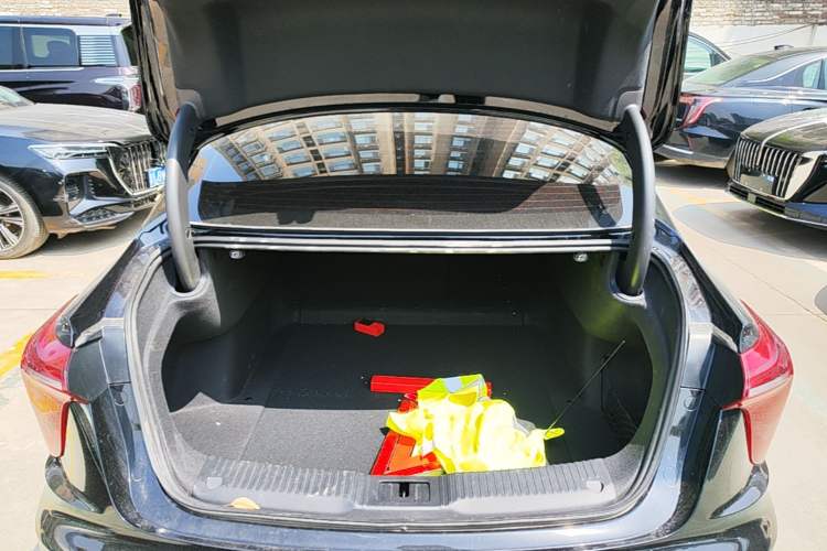 Used Hongqi H5 2024 2.0T Automatic Smart Connect Flagship Edition Trunk