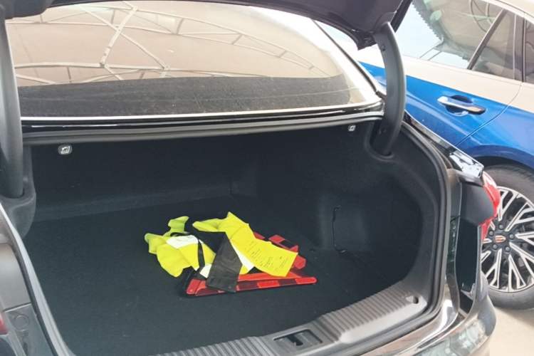 Used Hongqi H5 2024 2.0T Automatic Smart Connect Flagship Edition Trunk