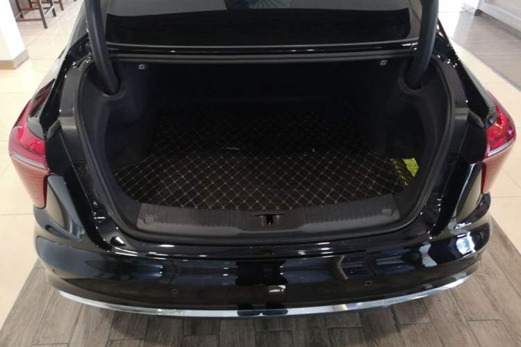 Used Hongqi H5 2024 2.0T Automatic Smart Connect Flagship Edition Trunk