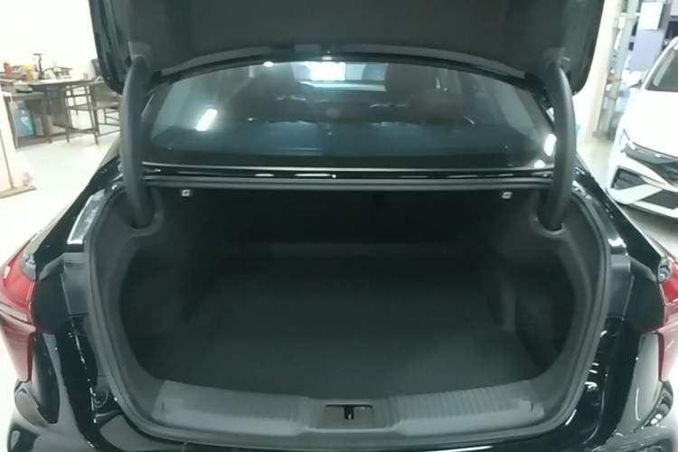 Used Hongqi H5 2024 1.5T DCT Smart Connect Flagship Edition Trunk