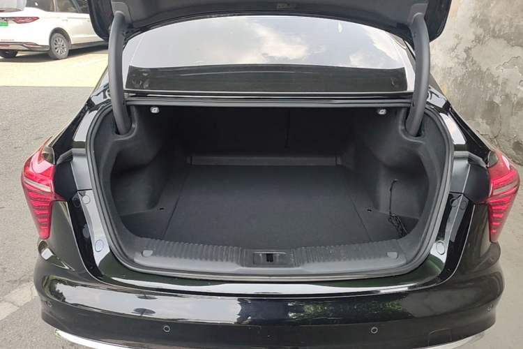 Used Hongqi H5 2024 1.5T DCT Smart Connect Flagship Edition Trunk