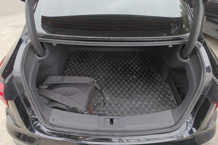 Used Hongqi H5 2024 2.0T Automatic Smart Connect Flagship Edition Trunk