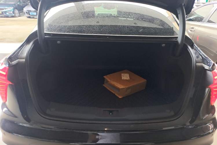 Used Hongqi H5 2024 2.0T Automatic Smart Connect Flagship Edition Trunk