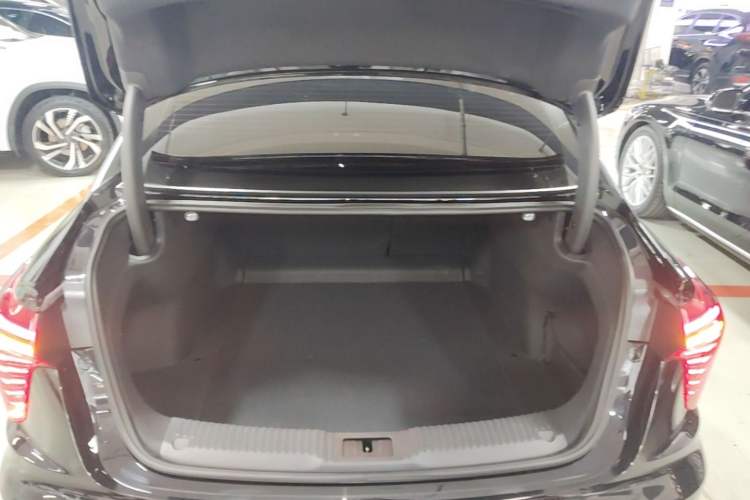 Used Hongqi H5 2024 2.0T Automatic Smart Connect Flagship Edition Trunk