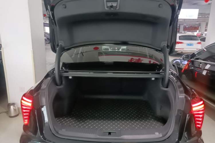 Used Hongqi H5 2024 2.0T Automatic Smart Connect Flagship Edition Trunk