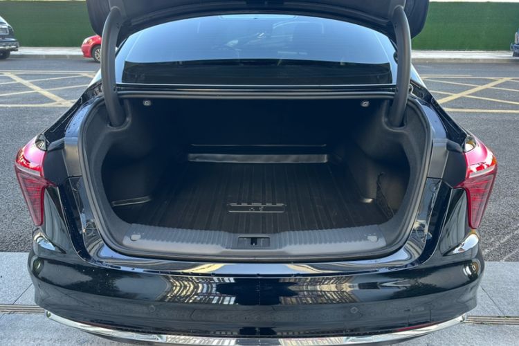 Used Hongqi H5 2024 2.0T Automatic Smart Connect Flagship Edition Trunk