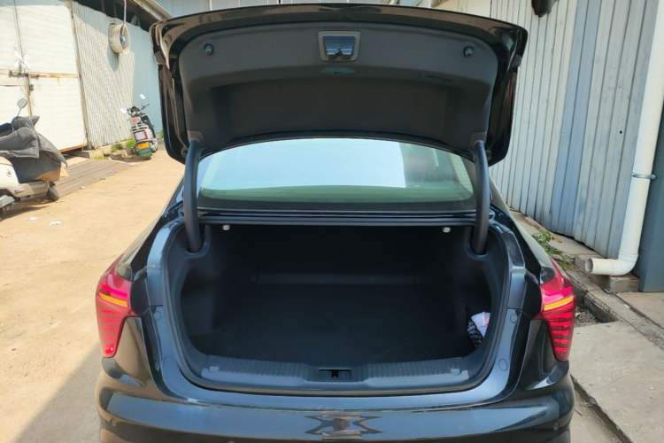 Used Hongqi H5 2024 1.5T DCT Smart Connect Flagship Edition Trunk