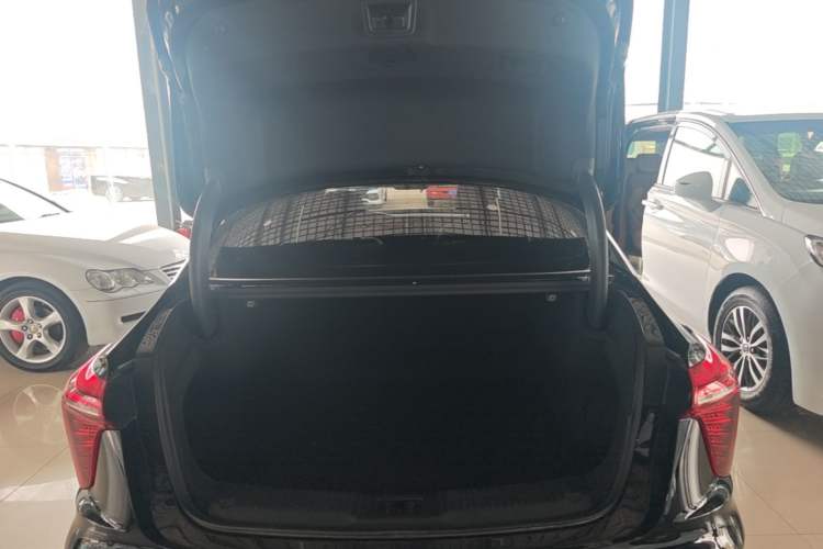 Used Hongqi H5 2024 2.0T Automatic Smart Connect Flagship Edition Trunk