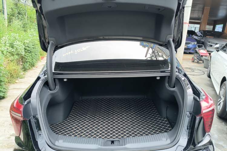 Used Hongqi H5 2024 1.5T DCT Smart Connect Flagship Edition Trunk