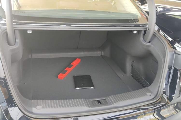 Used Hongqi H5 2024 2.0T Automatic Smart Connect Flagship Edition Trunk
