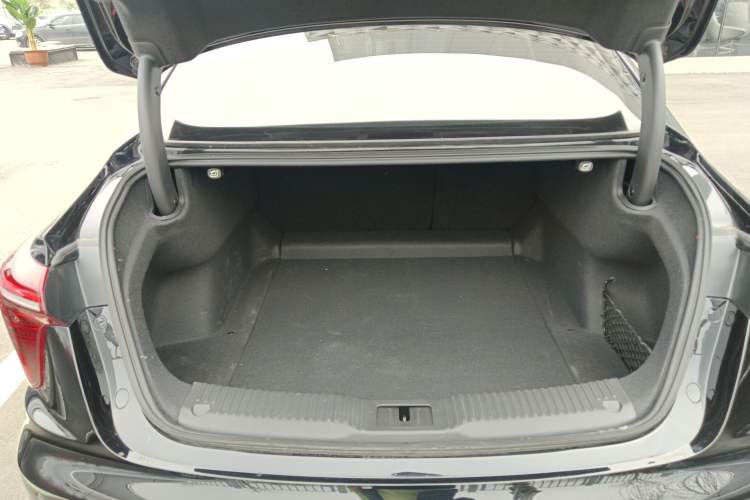 Used Hongqi H5 2024 2.0T Automatic Smart Connect Flagship Edition Trunk