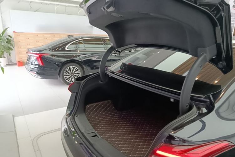 Used Hongqi H5 2024 2.0T Automatic Smart Connect Flagship Edition Trunk