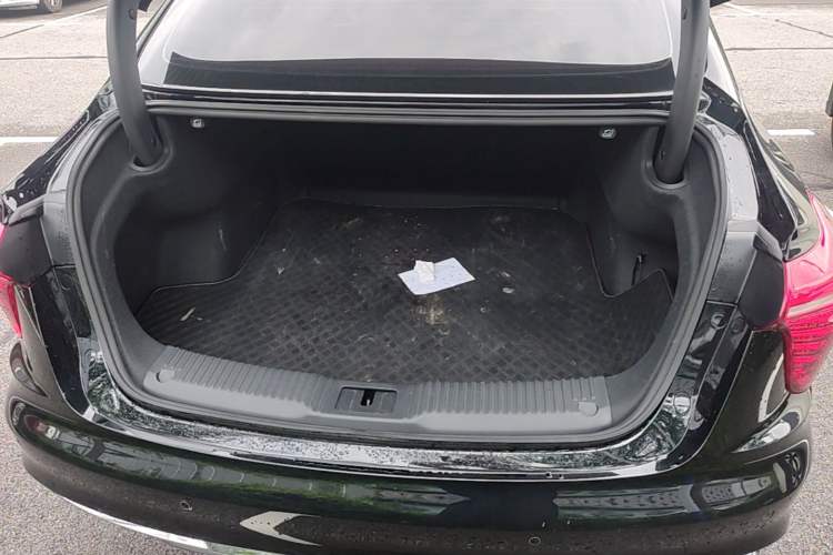 Used Hongqi H5 2024 1.5T DCT Smart Connect Flagship Edition Trunk