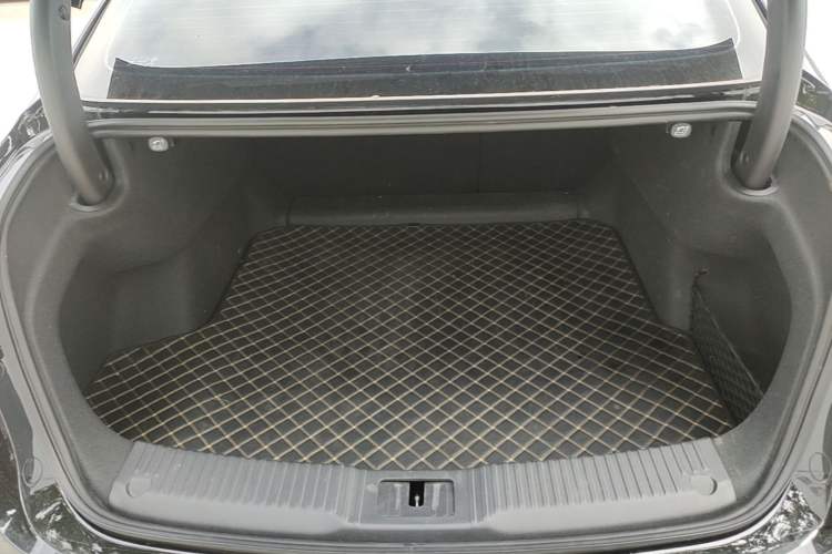 Used Hongqi H5 2024 2.0T Automatic Smart Connect Flagship Edition Trunk
