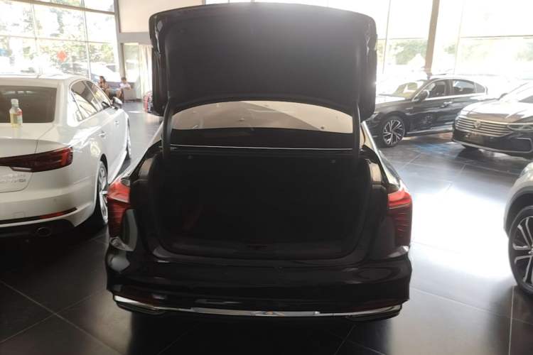 Used Hongqi H5 2024 2.0T Automatic Smart Connect Flagship Edition Trunk