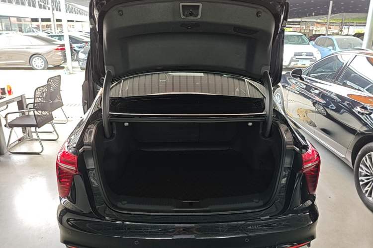 Used Hongqi H5 2024 2.0T Automatic Smart Connect Flagship Edition Trunk