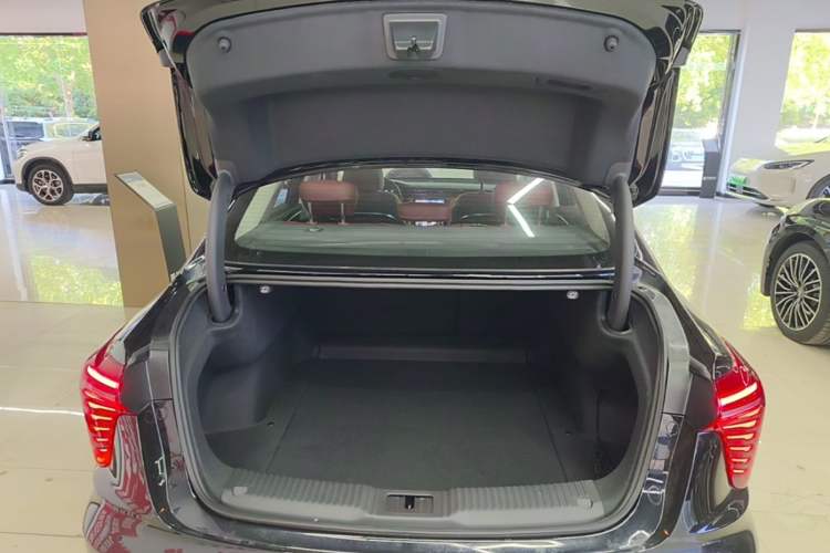 Used Hongqi H5 2024 1.5T DCT Smart Connect Flagship Edition Trunk