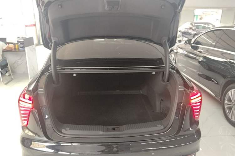 Used Hongqi H5 2024 2.0T Automatic Smart Connect Flagship Edition Trunk