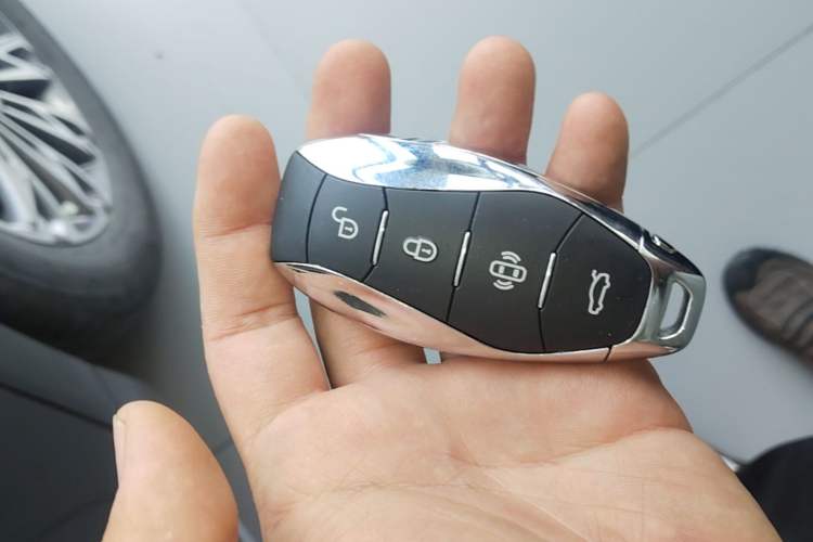 Used Hongqi H5 2024 1.5T DCT Smart Connect Flagship Edition Vehicle Key