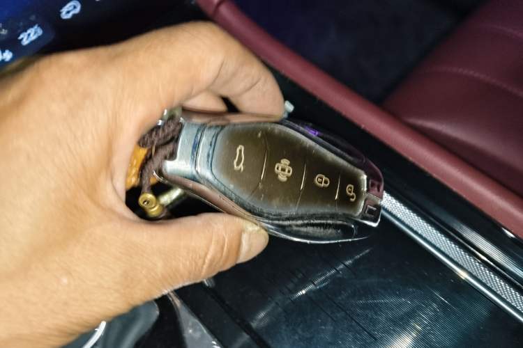 Used Hongqi H5 2024 2.0T Automatic Smart Connect Flagship Edition Vehicle Key