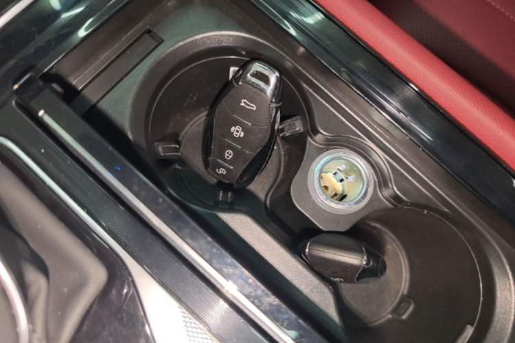 Used Hongqi H5 2024 2.0T Automatic Smart Connect Flagship Edition Vehicle Key