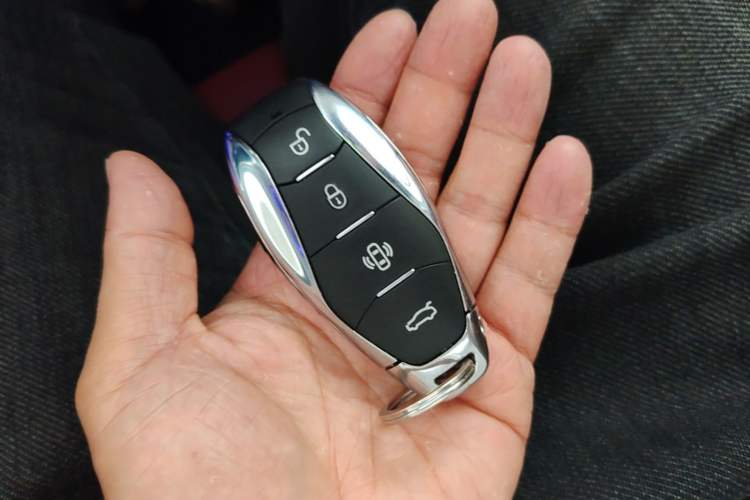 Used Hongqi H5 2024 2.0T Automatic Smart Connect Flagship Edition Vehicle Key