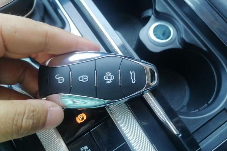 Used Hongqi H5 2024 2.0T Automatic Smart Connect Flagship Edition Vehicle Key