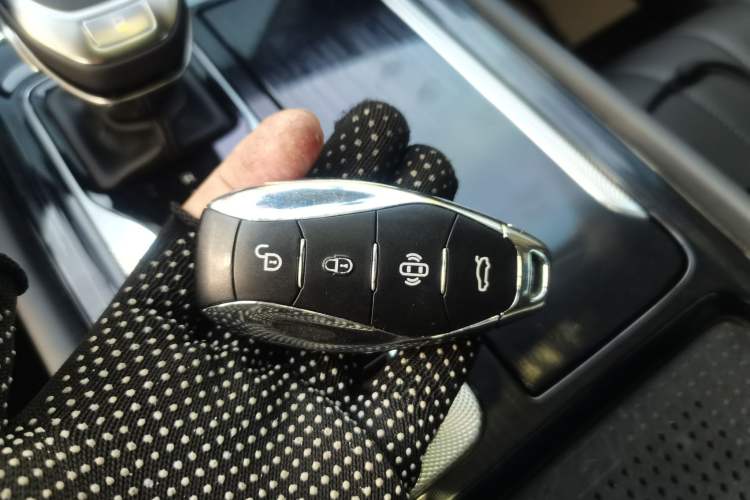 Used Hongqi H5 2024 2.0T Automatic Smart Connect Flagship Edition Vehicle Key