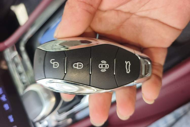 Used Hongqi H5 2024 2.0T Automatic Smart Connect Flagship Edition Vehicle Key