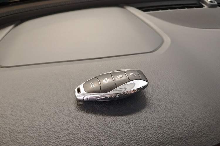 Used Hongqi H5 2024 2.0T Automatic Smart Connect Flagship Edition Vehicle Key