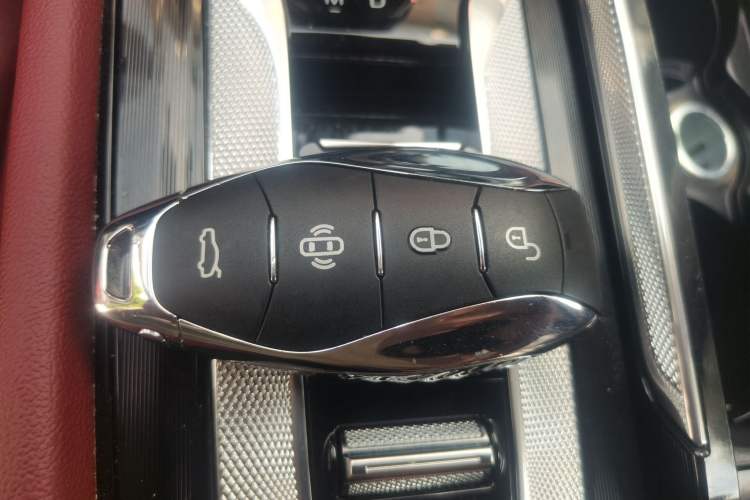 Used Hongqi H5 2024 2.0T Automatic Smart Connect Flagship Edition Vehicle Key