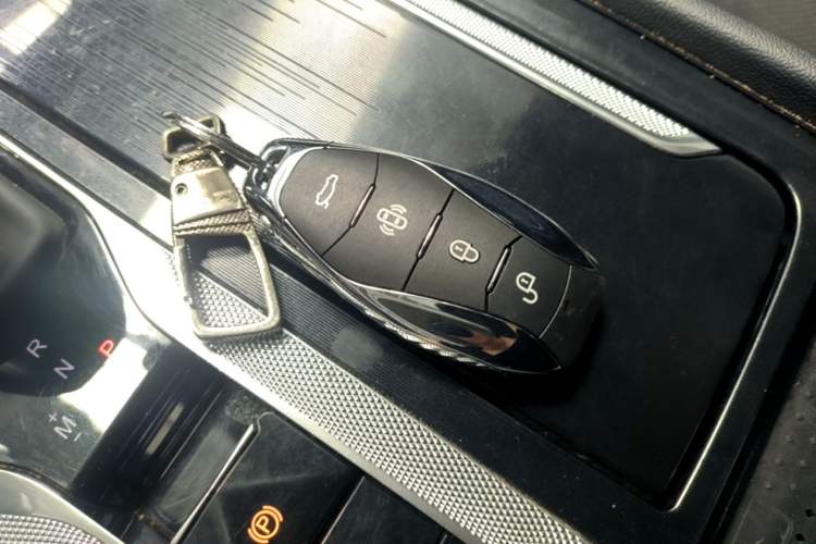 Used Hongqi H5 2024 2.0T Automatic Smart Connect Flagship Edition Vehicle Key