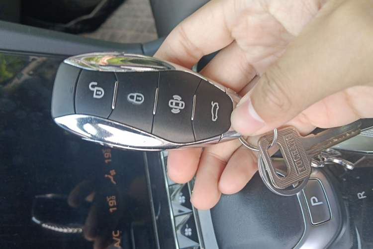 Used Hongqi H5 2024 2.0T Automatic Smart Connect Flagship Edition Vehicle Key