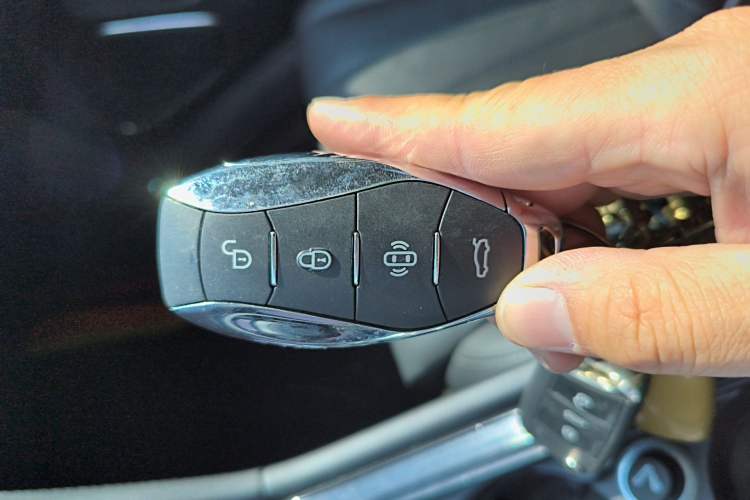 Used Hongqi H5 2024 2.0T Automatic Smart Connect Flagship Edition Vehicle Key