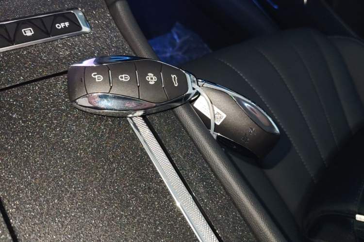 Used Hongqi H5 2024 2.0T Automatic Smart Connect Flagship Edition Vehicle Key