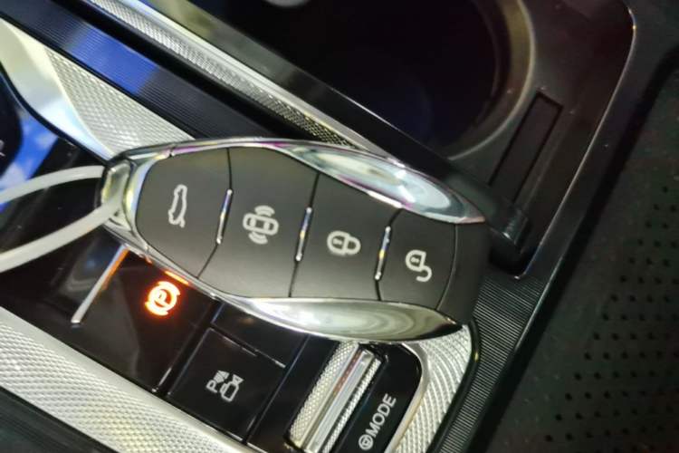 Used Hongqi H5 2024 2.0T Automatic Smart Connect Flagship Edition Vehicle Key