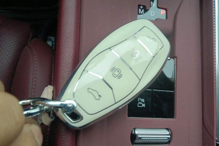 Used Hongqi H5 2024 2.0T Automatic Smart Connect Flagship Edition Vehicle Key
