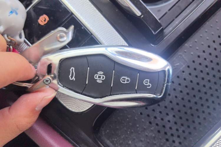 Used Hongqi H5 2024 2.0T Automatic Smart Connect Flagship Edition Vehicle Key
