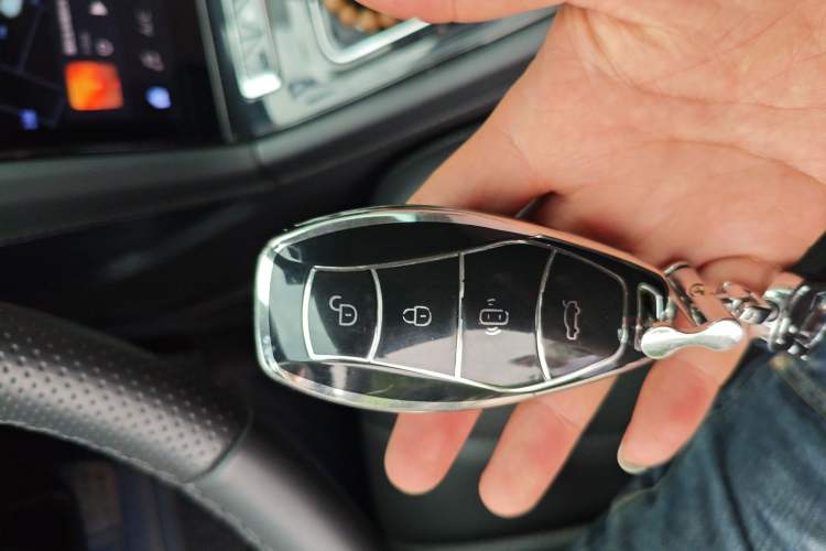 Used Hongqi H5 2024 2.0T Automatic Smart Connect Flagship Edition Vehicle Key