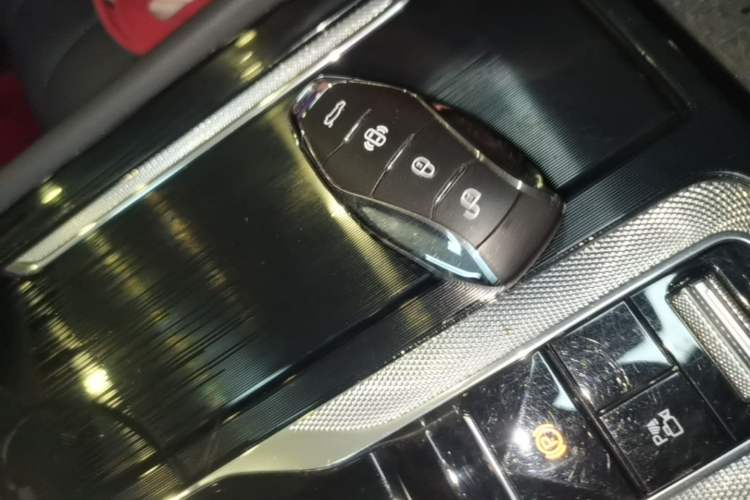 Used Hongqi H5 2024 2.0T Automatic Smart Connect Flagship Edition Vehicle Key