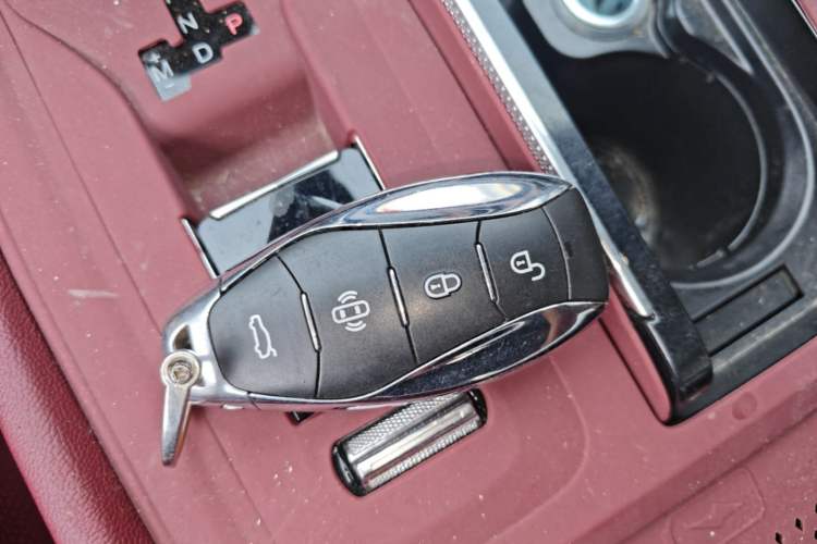 Used Hongqi H5 2024 2.0T Automatic Smart Connect Flagship Edition Vehicle Key